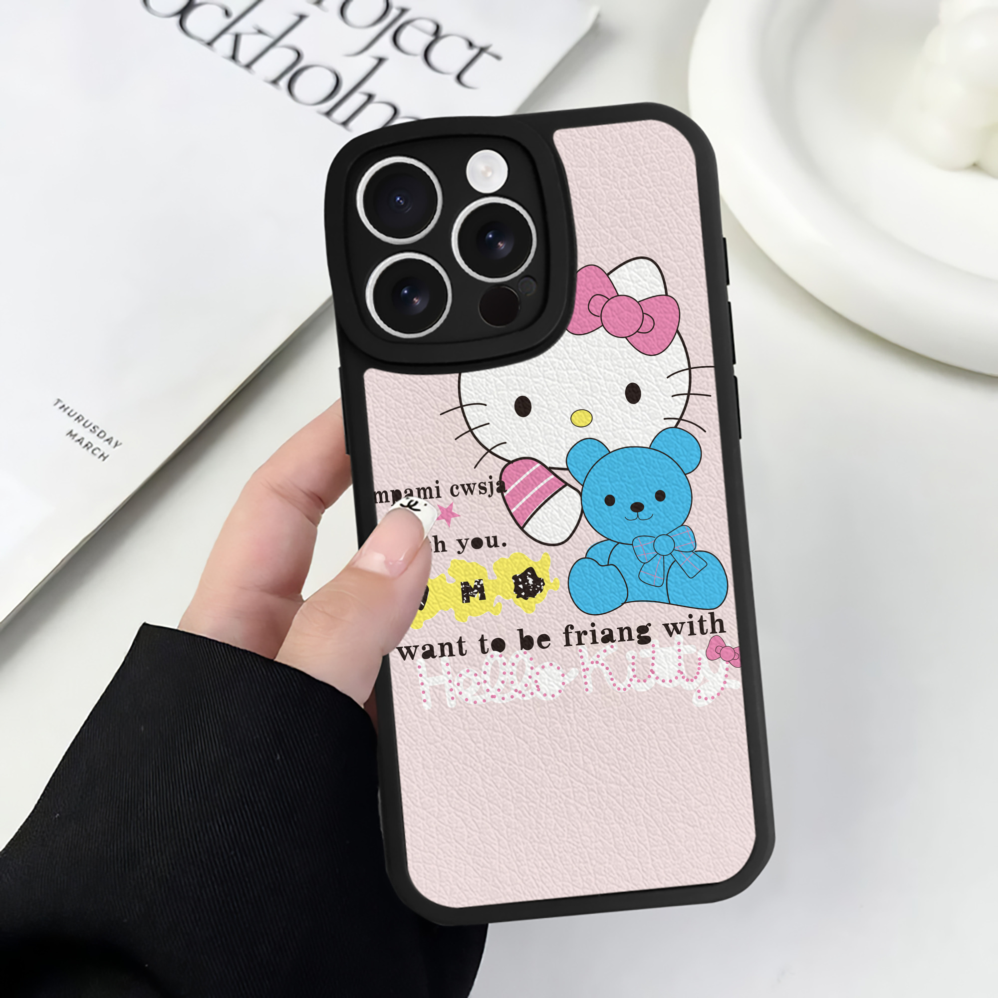 （画像用） Hello Kitty ハローキティ 【iPhone 16シリーズ対応】シリコンスマホケース（レザー調） 材質：シリコン